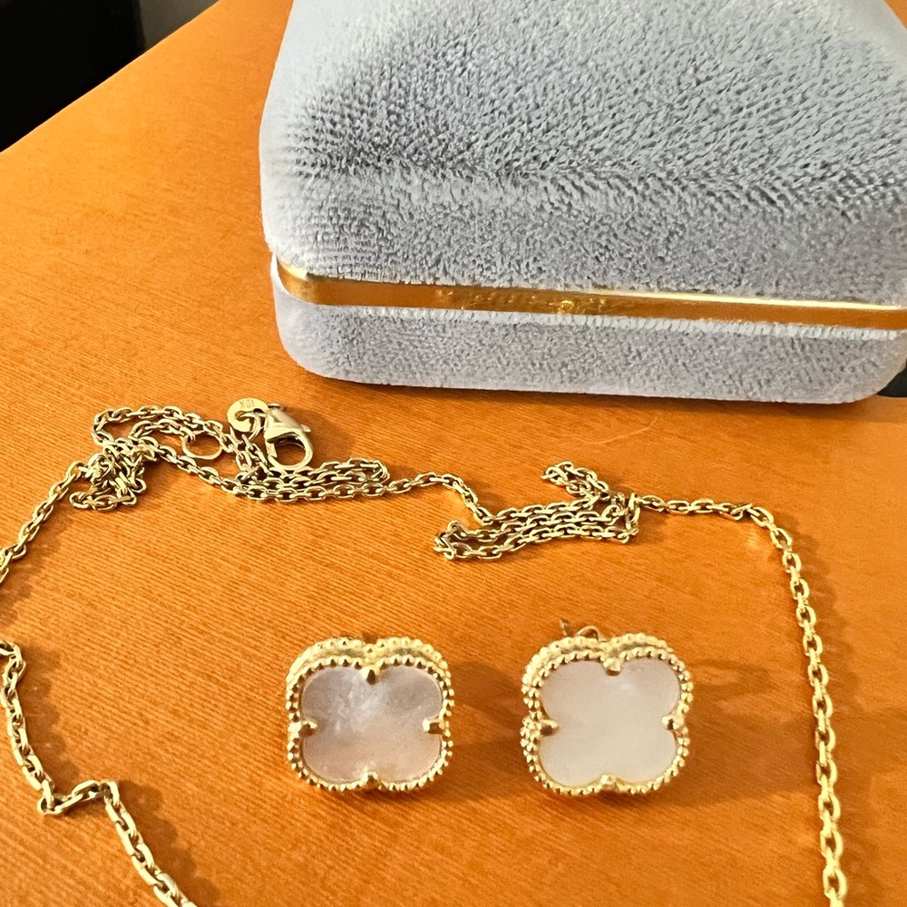 Vancleef COPY. Small pendant earrings. Custom made by a jeweller.